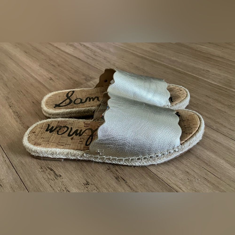 Sam Edelman gold leather scalloped slide women’s shoes. Size 7.5